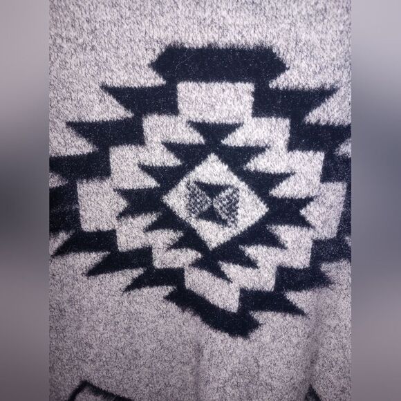 Renjo Aztec Print Soft Wool Blend Duster Sweater Size Medium EUC P2P 21 in - Picture 6 of 8